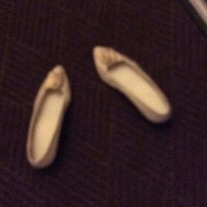 Beige pointy toe beige pump shoe with a bow